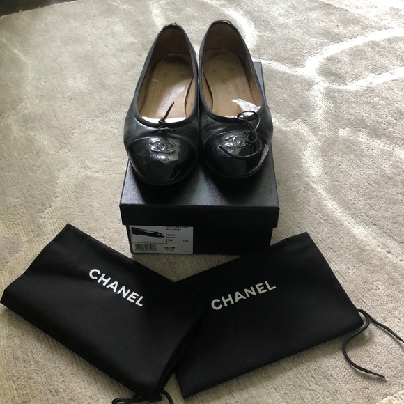 CHANEL 25S ANKLE BOOTS IN BLACK SHEARLING LAMBSKIN AND PATENT CALFSKIN